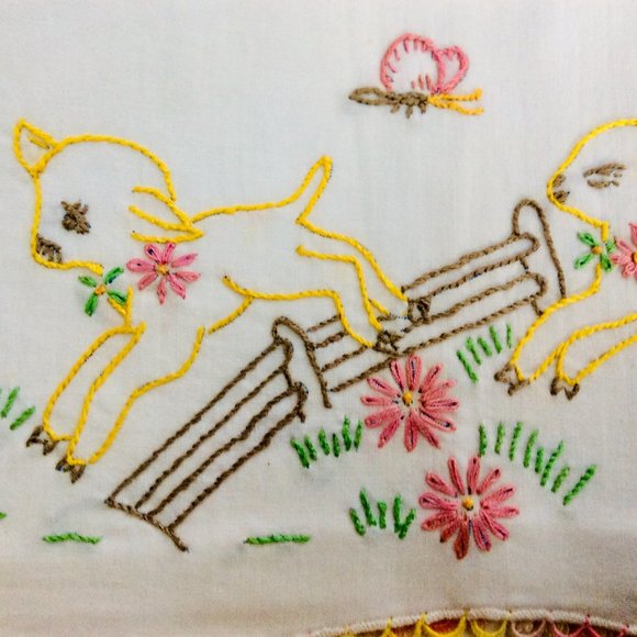 Vintage Hand Embordered Pillowcases Napkins and Table runner. - Picture 5 of 10